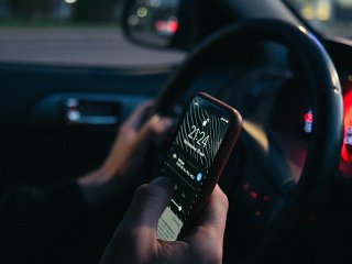 Hands-Free Phonecalls While Driving Could Become Illegal